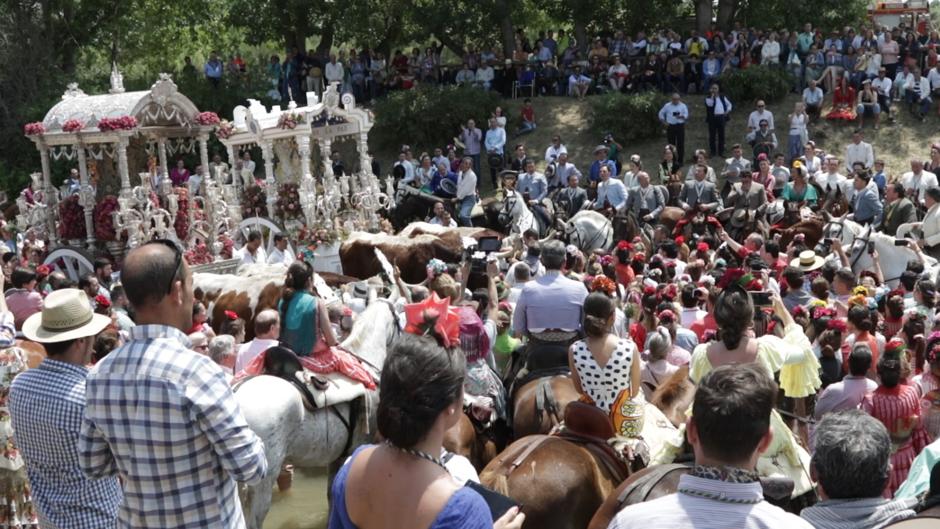 El Simpecado de Sevilla cruza el Quema junto a la hermandad filial de El Viso del Alcor