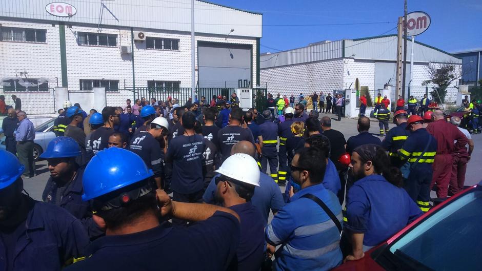 Cientos de trabajadores se concentran en recuerdo de los fallecidos en Puerto Real