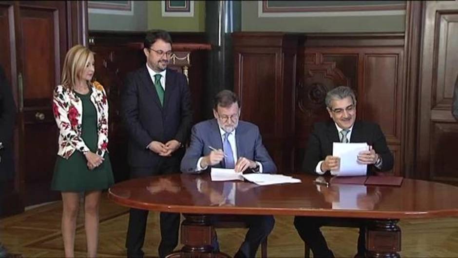 Rajoy firma con Nueva Canarias el apoyo a los Presupuestos Generales del Estado