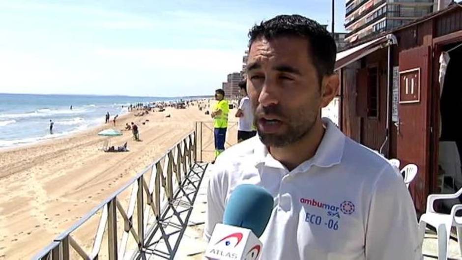 La carabela portuguesa pone en jaque a los bañistas en las playas de Alicante