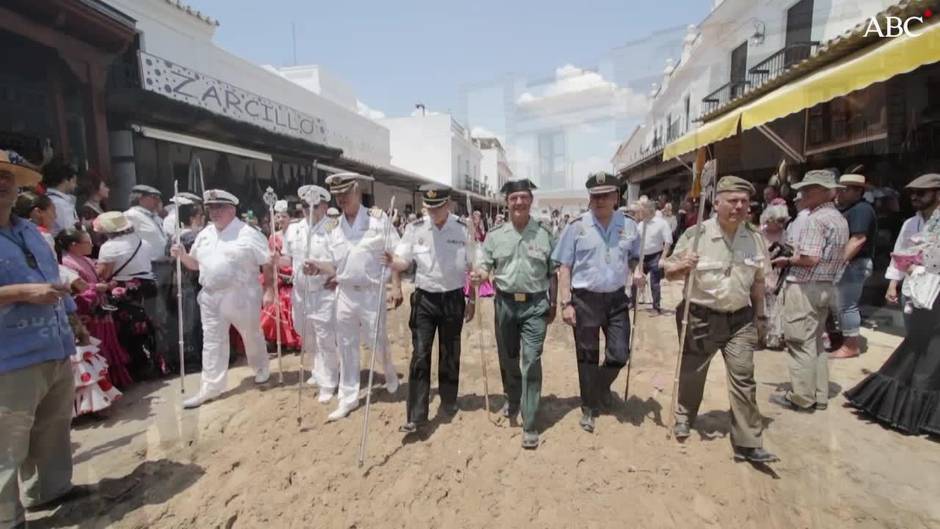 Susana Díaz acompaña a la Hermandad de Huelva en su presentación ante la Blanca Paloma