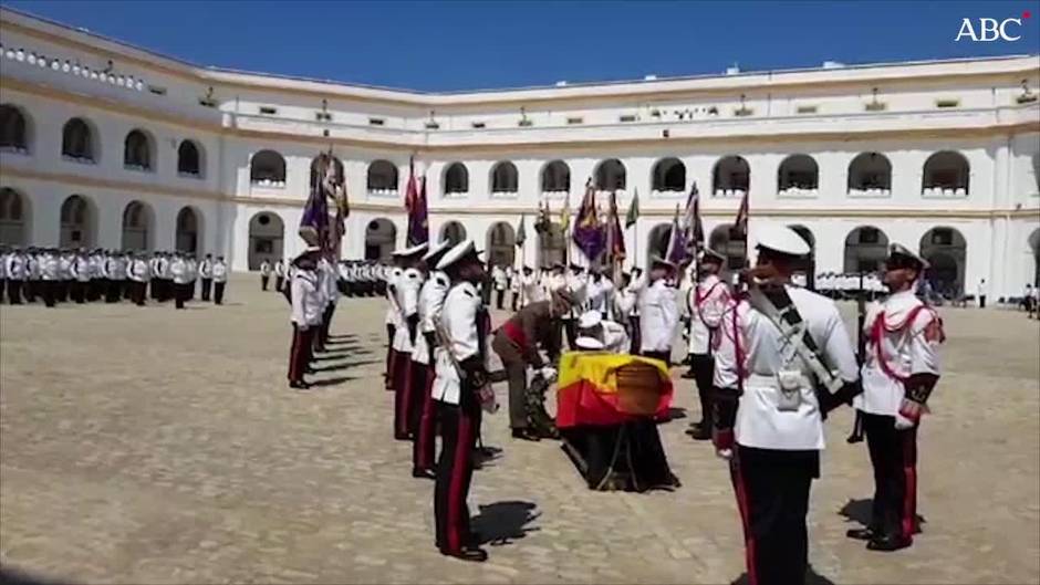 Cospedal impone al militar sevillano fallecido en Malí la Cruz al Mérito Naval a título póstumo