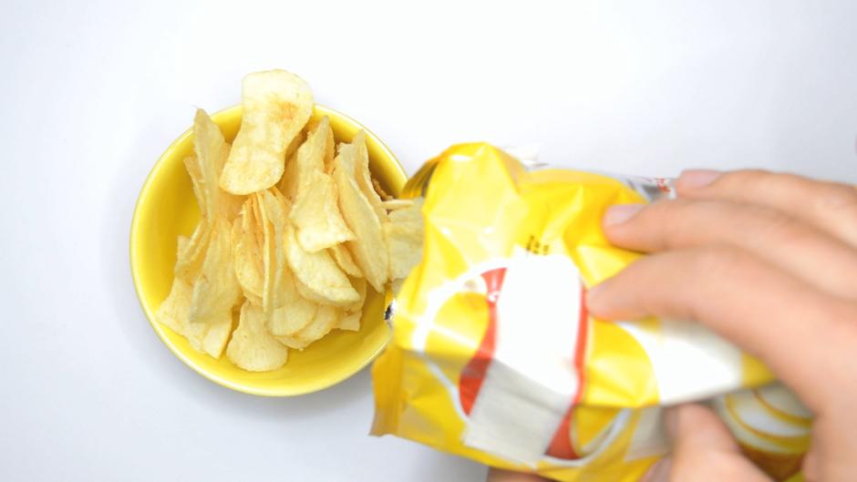 Lo peor que puede merendar un niño es un zumo de tetrabrik y un snack de patatas