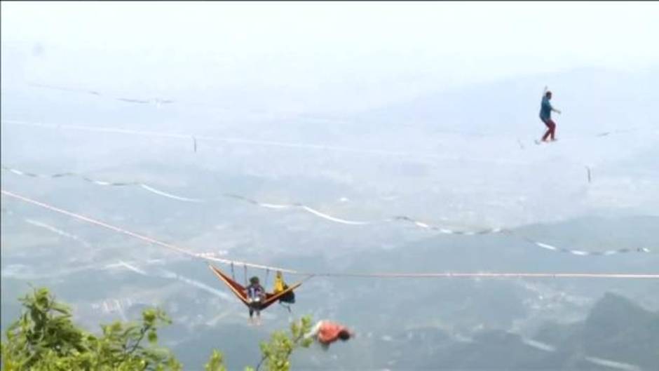 Concierto acrobático musical a 1.400 metros de altura en la montaña Tianmen de China