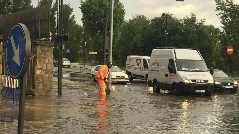 Una tromba de agua inunda calles y comercios en Salamanca