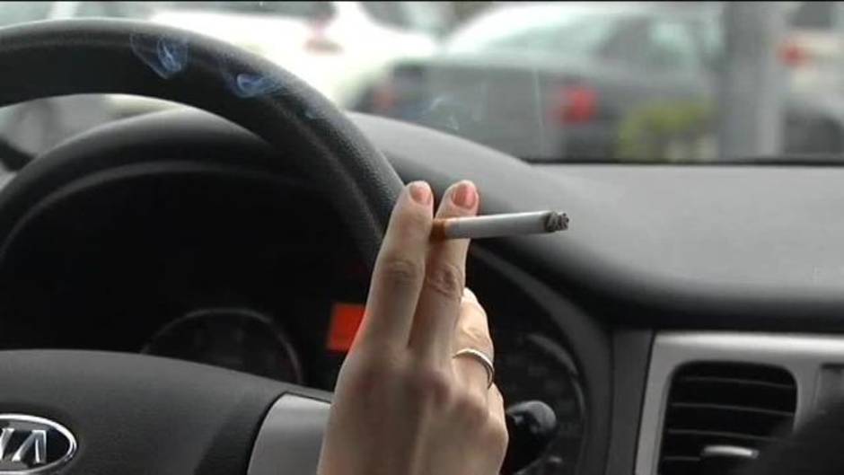 Uno de cada dos menores convive con un fumador