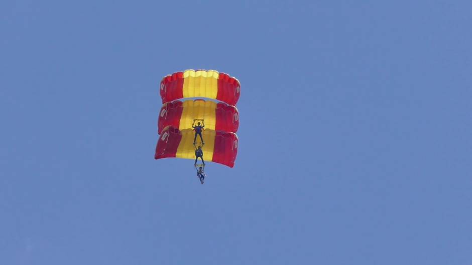 Exhibición paracaidistas en el Círculo Mercantil