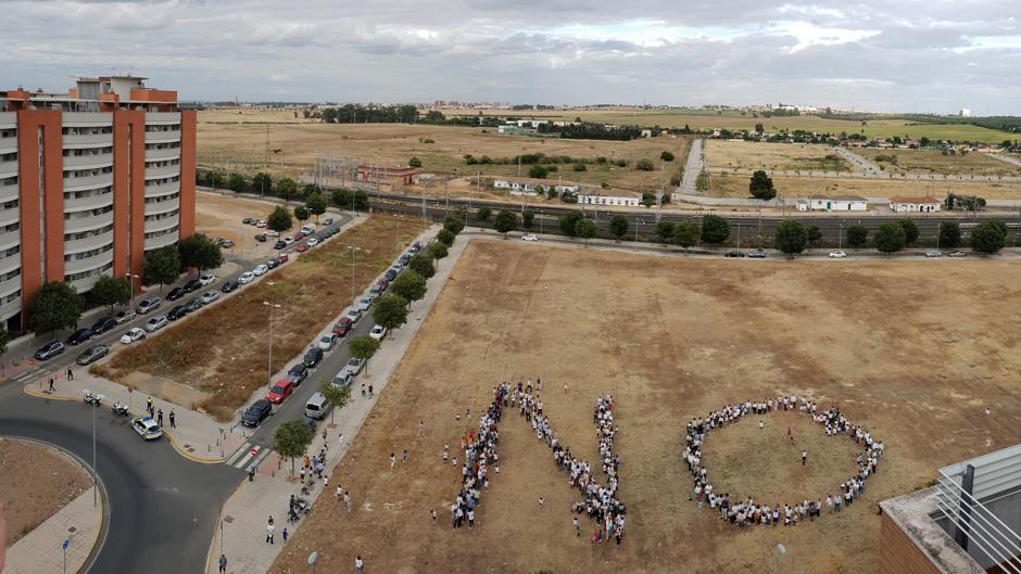 Rechazo vecinal al traslado del depósito de la grúa de Los Remedios al barrio de Bellavista de Sevilla