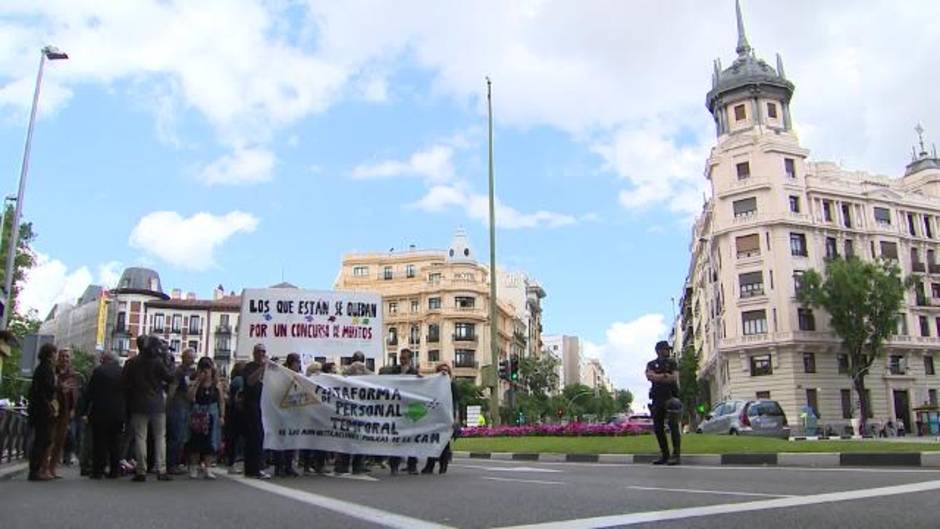 Empleados públicos se manifiestan frente a la sede del PP