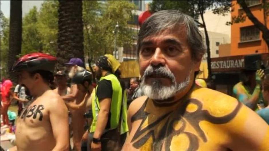 Una multitudinaria marcha ciclonudista protesta contra los coches en Ciudad de México