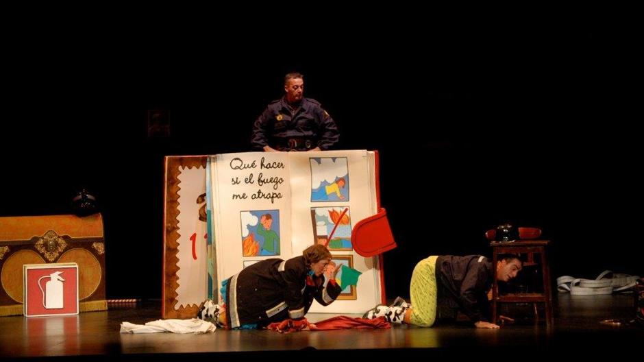 La solidaridad de los Bomberos llega al Teatro Reina Victoria