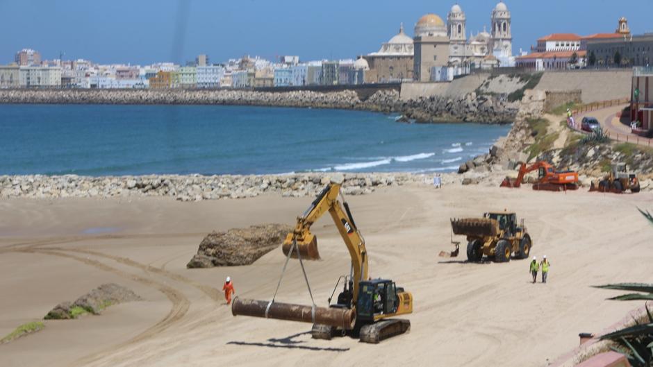 VÍDEO: Primer día grande de playa con Santa María del Mar cerrada y maquinaria trabajando