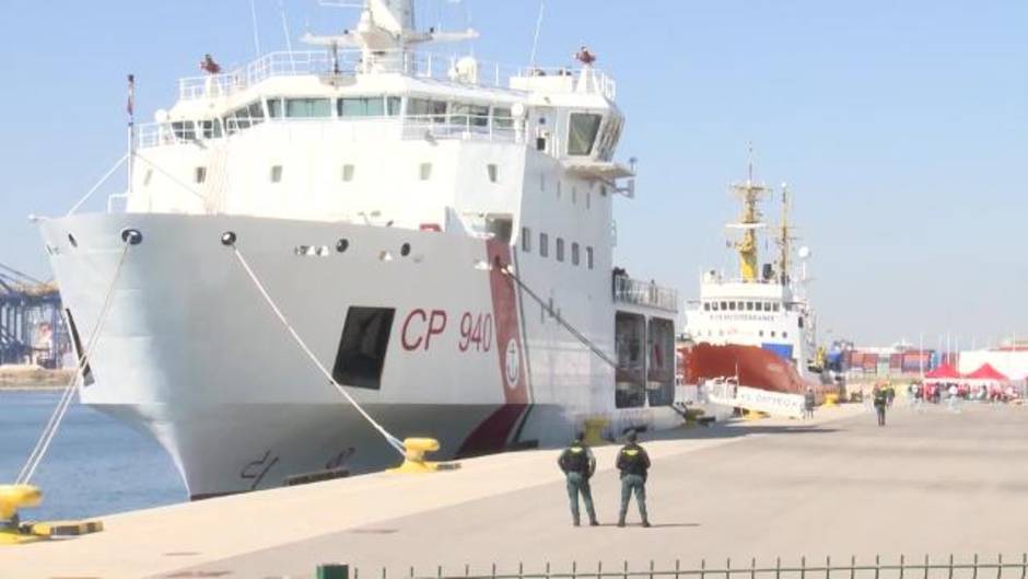 El Aquarius llega al Puerto de València