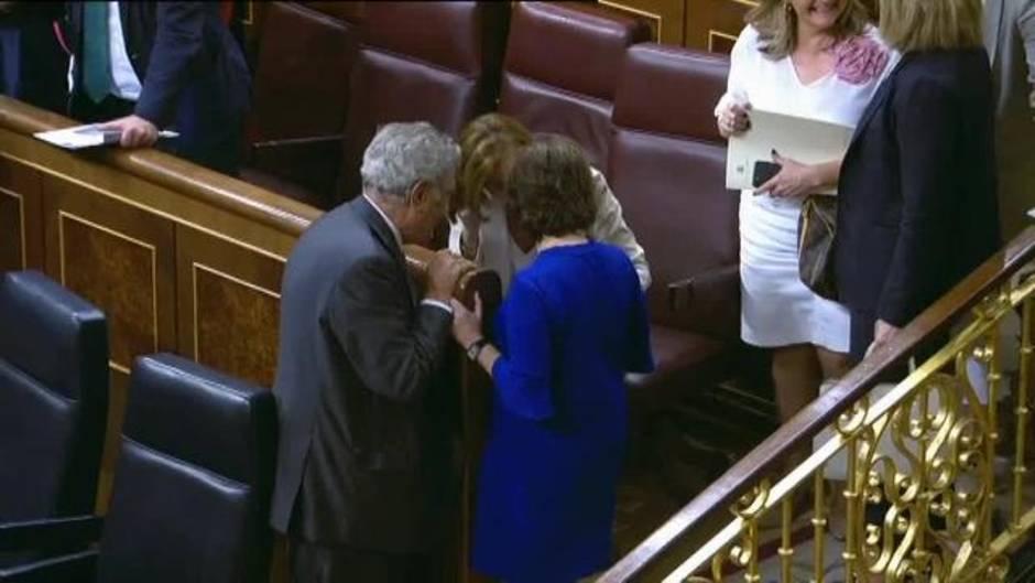 El beso de Sáenz de Santamaría y Cospedal en el Congreso