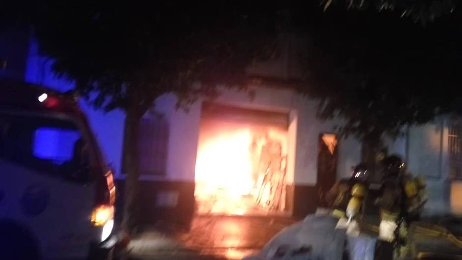 Un incendio calcina una vivienda en el barrio de Triana