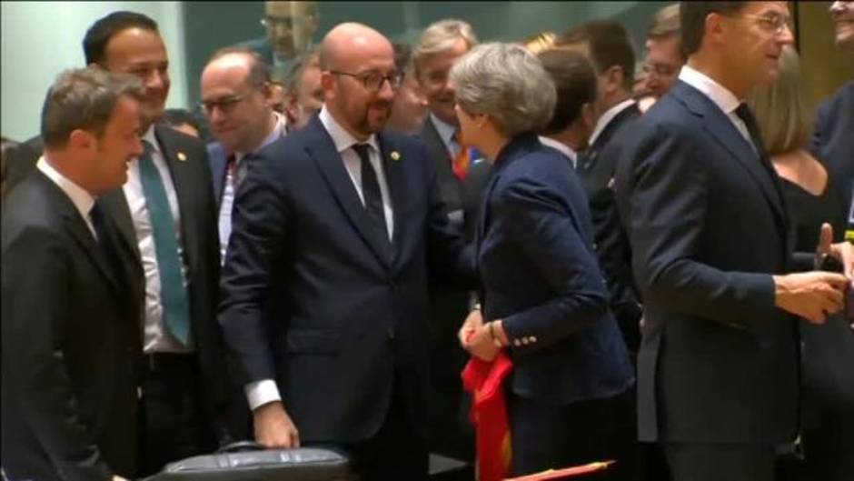 El primer ministro belga regala una camiseta de la selección de su país a Theresa May