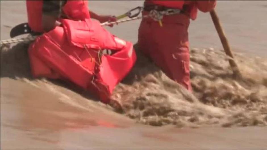 Una pareja china ha tenido que ser rescatada por los bomberos