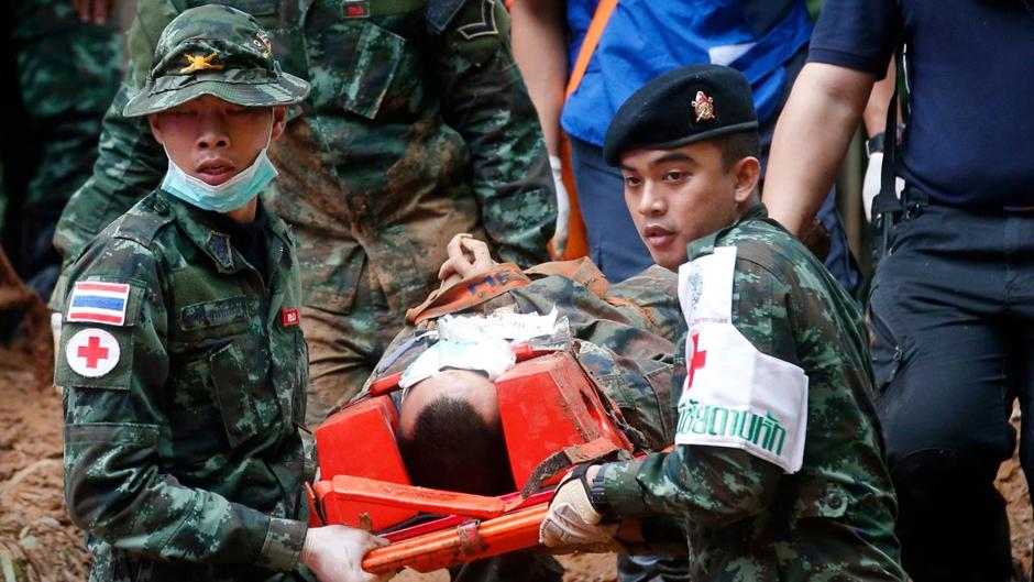 Encuentran a los doce niños y su entrenador perdidos en una cueva de Tailandia