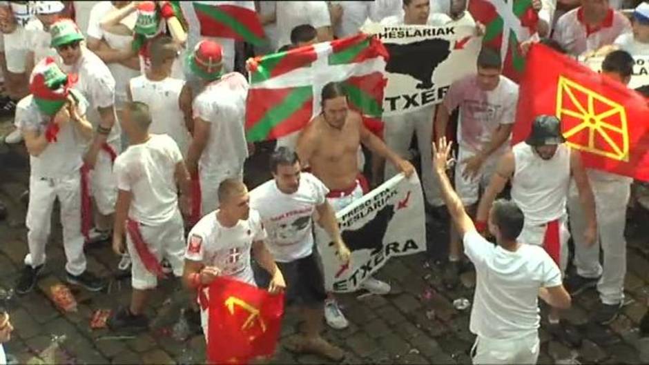 Bronca en la plaza del Ayuntamiento de Pamplona a cuenta de las pancartas reivindicativas antes del chupinazo