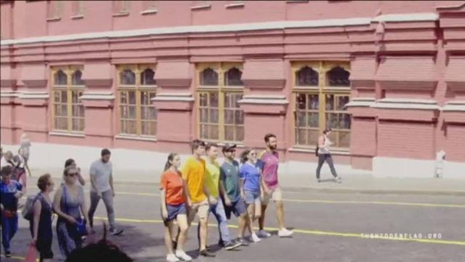 Seis jóvenes consiguen hacer frente a la prohibición de la bandera LGTBI en Rusia