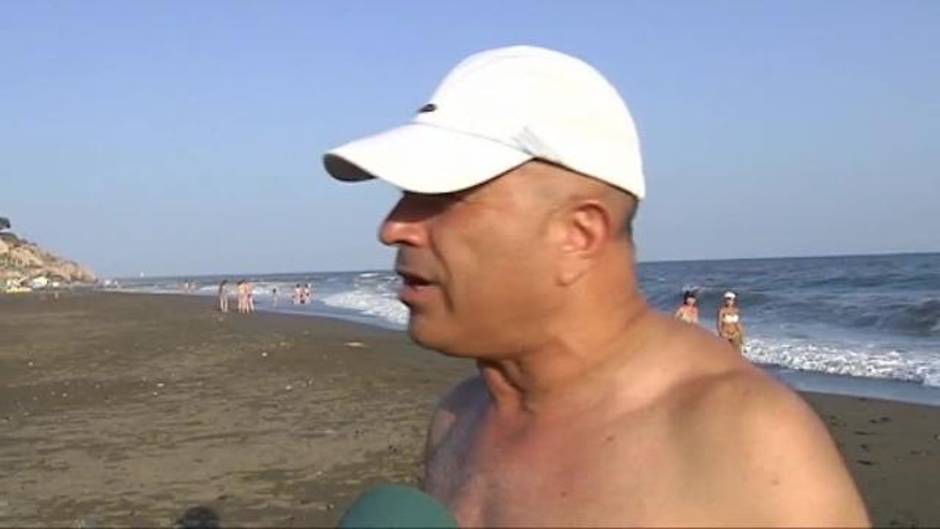 Decenas de bañistas imprudentes siguen mojándose en las playas malagueñas a pesar de la bandera roja