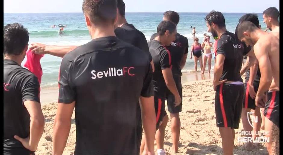 Entrenamiento del Sevilla en la playa de Benidorm