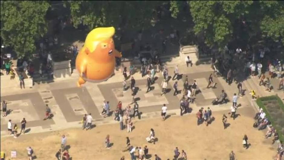 Un muñeco hinchable de Donald Trump sobrevuela el cielo de Londres