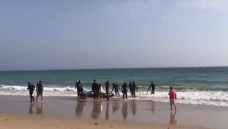 Una patera llega a las playas de Tarifa en Cádiz