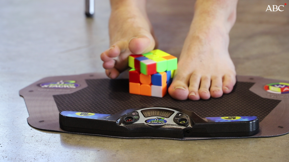 Hace falta «mucho vicio» para resolver el cubo de Rubik con los pies