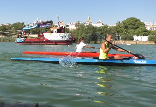 Barcaza con la cucaña en el Guadalquivir