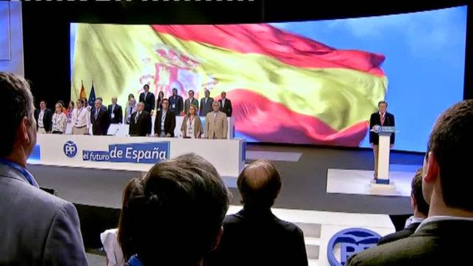 Cospedal se emociona durante el himno de España en el Congreso del PP