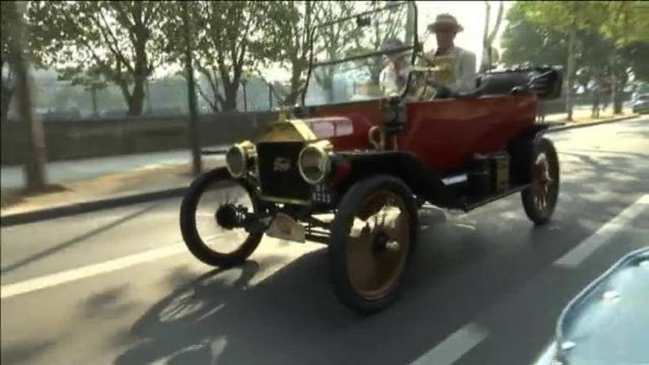 Los coches de época toman las calles de París