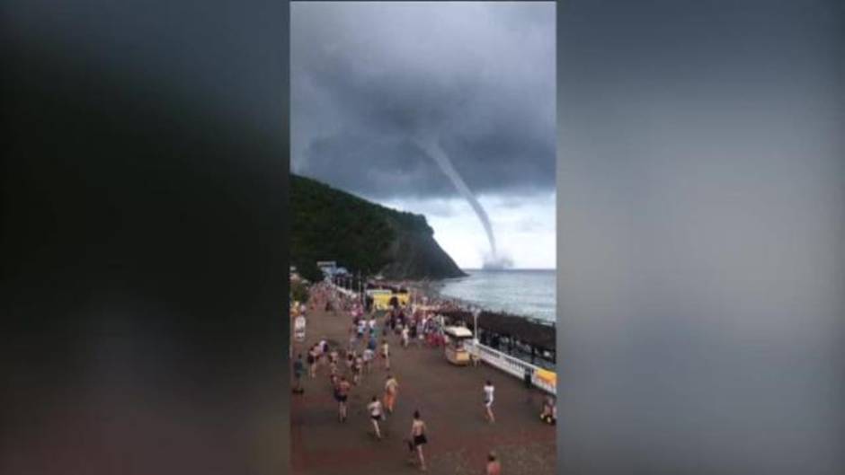 Un tornado en el Mar Negro sorprende a decenas de bañistas en Krasnodar (Rusia)