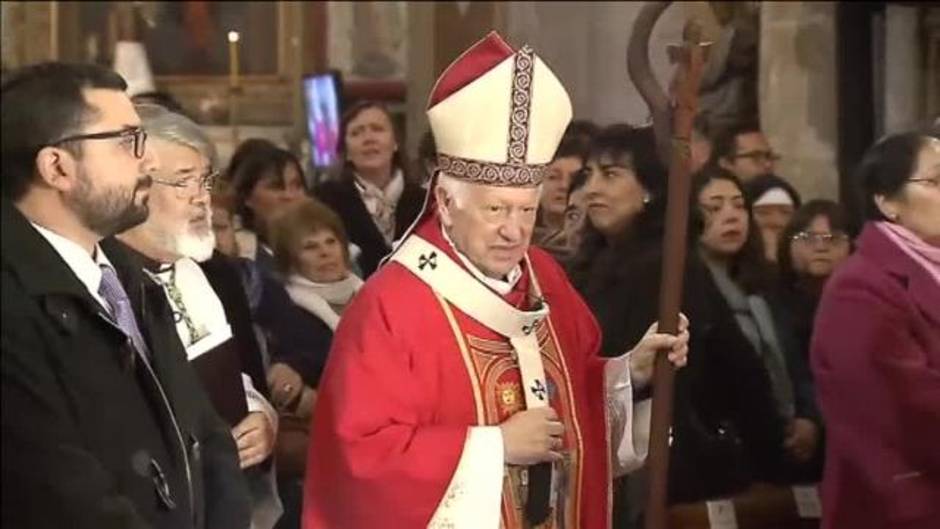 Abuchean al arzobispo Ezzati en la Catedral de Santiago de Chile