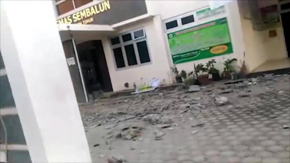 Al menos doce muertos por un terremoto en Indonesia