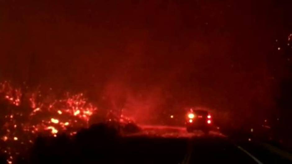 Un incendio en California mata a dos bomberos y obliga a desalojar a 40 mil personas