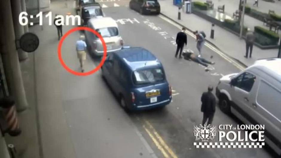 La policía de Londres busca a un taxista que abandonó a un hombre inconsciente en la calle