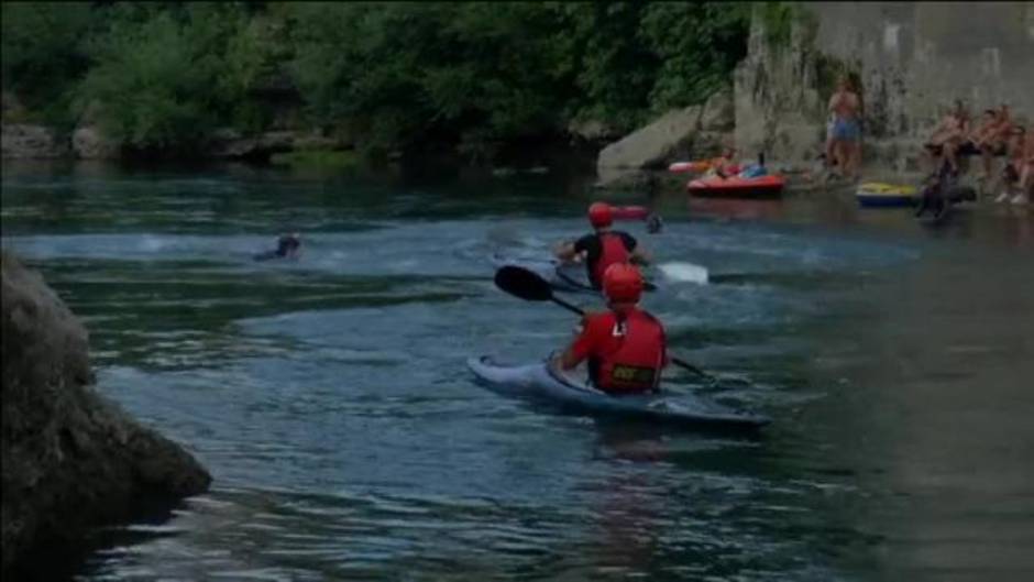 El salto del Puente Viejo de la ciudad bosnia de Mostar atrae a miles de turistas