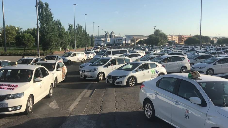 Unos 200 taxistas se concentran en Córdoba