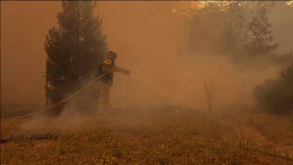 Los bomberos luchan contra un nuevo foco en el incendio de California