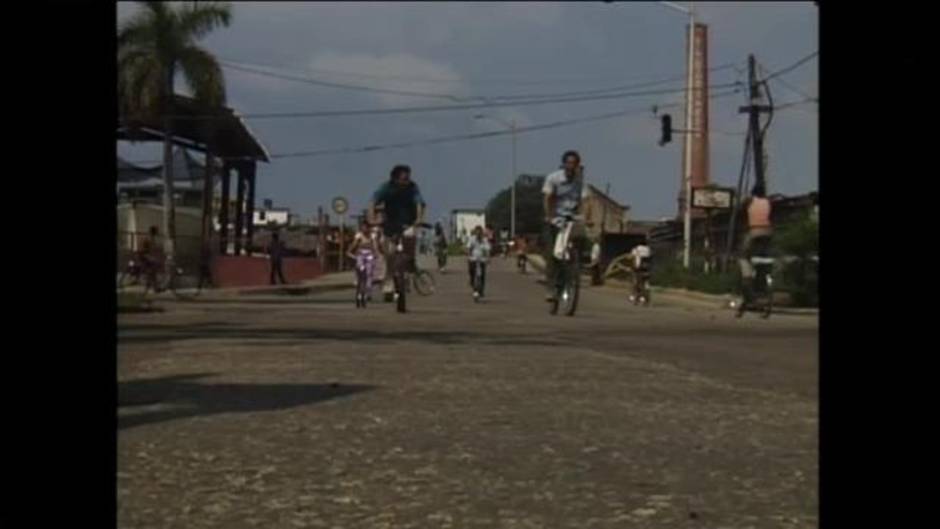 Decenas de cubanos pedalean para revivir la pasión por la bicicleta