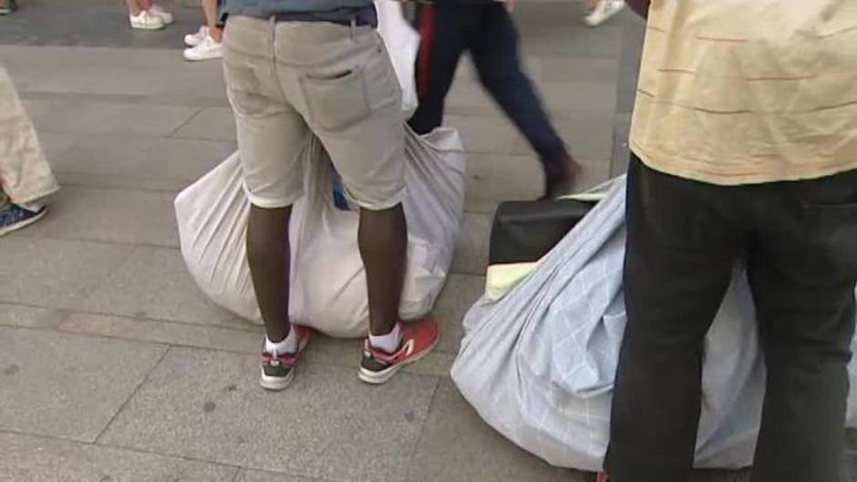 Los manteros ocupan la Gran Vía