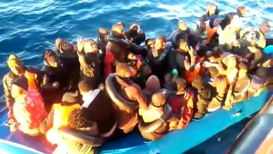 Llegan los refugiados rescatados por la ONG Open Arms