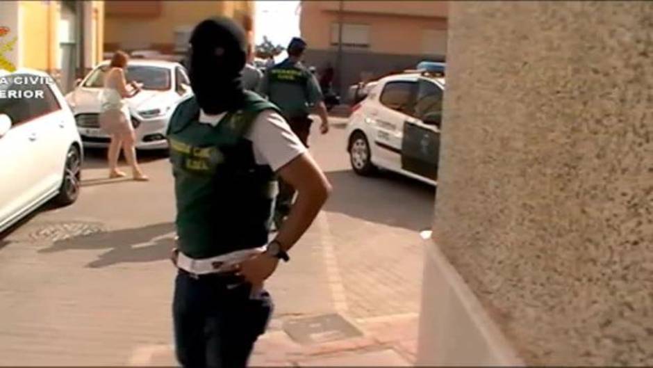 Detenidas quince personas tras caer una banda que utilizaba buzos para fondear droga