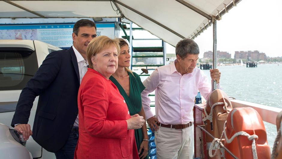 Abucheos a Pedro Sánchez en la visita de Merkel a Sanlúcar: «¡Fuera, fuera!»