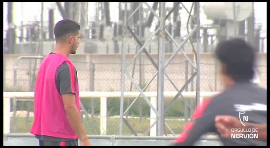 Entrenamiento del Sevilla en césped artificial sin Nzonzi