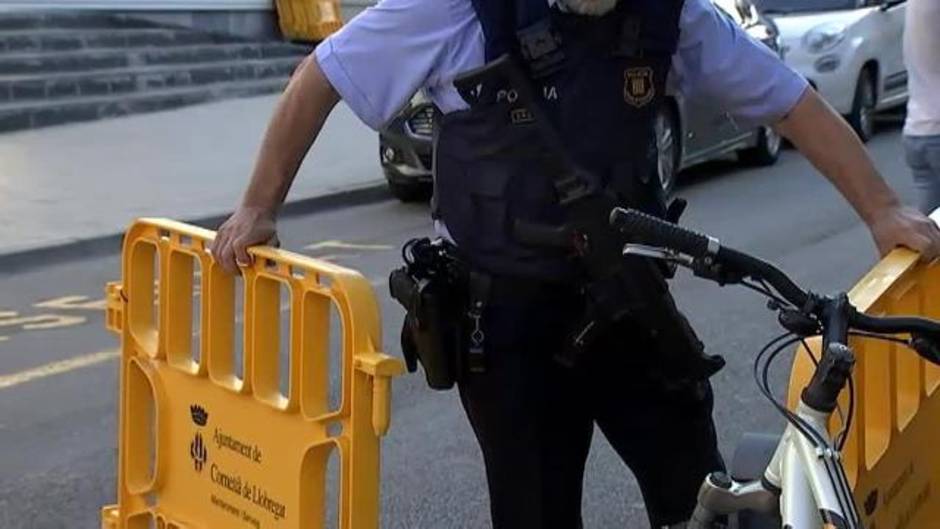 Los Mossos abaten a un hombre que entró en la comisaría de Cornellà al grito de 'Alá es grande'