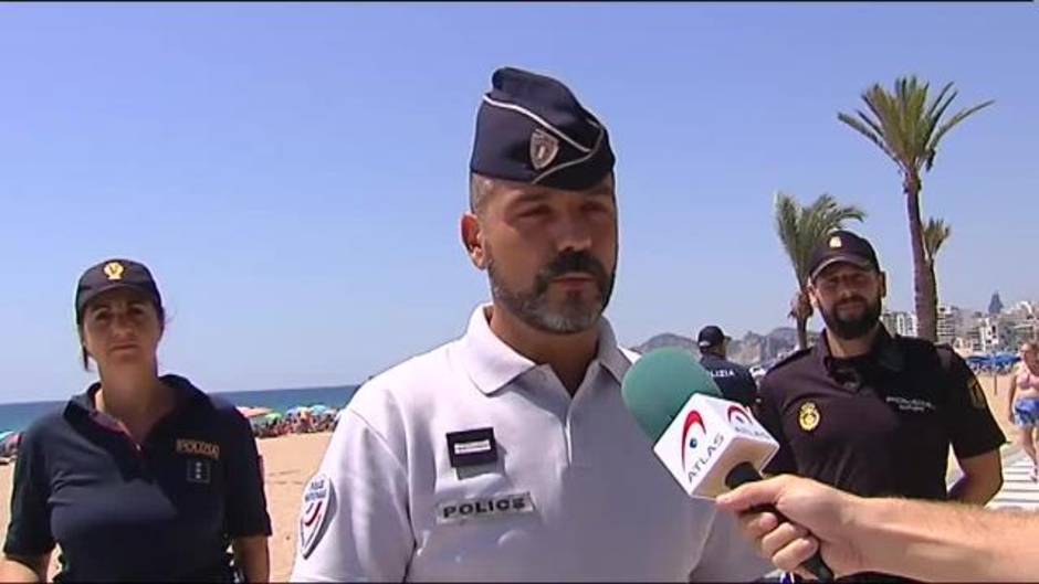 Policía española, francesa e italiana juntos en la playa