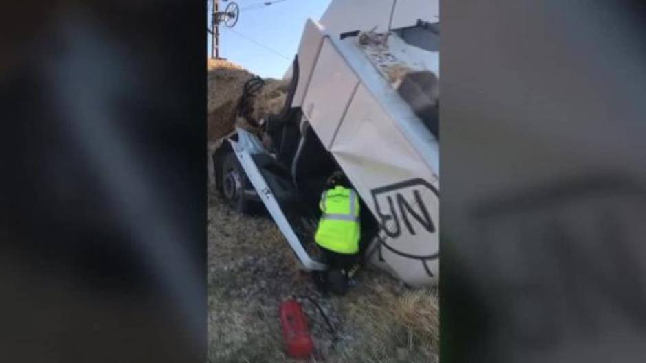 Un tren arrolla a un camión en Málaga y deja, al menos, cinco heridos