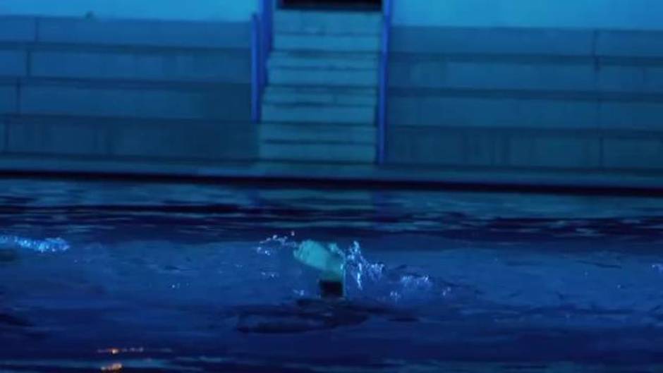 La natación sincronizada y la danza llevan la ciencia ficción a una piscina de Vallecas